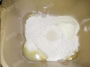 中间放入酵母粉，角落放入盐和糖