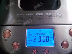 然后将面包桶放入面包机内，选择和风面包程序，750G，烧色中