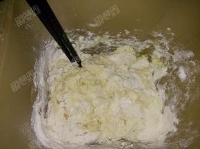 用筷子帮助搅拌一下