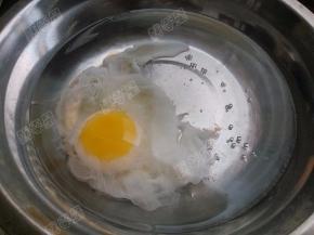 锅中放水煮沸，将鸡蛋打入锅中