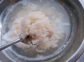 鸡蛋凝固放入酒酿继续煮