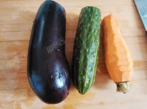 原料：茄子，胡萝卜（黄瓜后来忘记放了）