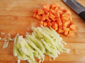 胡萝卜切成小丁（黄瓜后来忘记放了）
