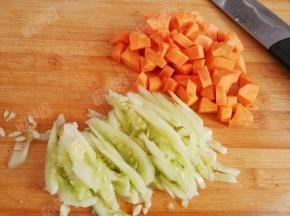 胡萝卜切成小丁（黄瓜后来忘记放了）