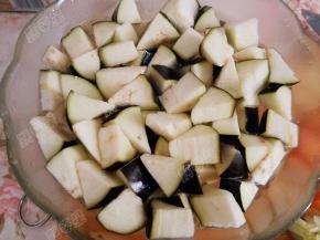 茄子切小块后放入淡盐水中浸泡