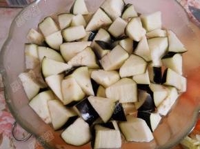 茄子切小块后放入淡盐水中浸泡