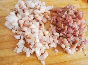 猪肉肥瘦分开切小丁
