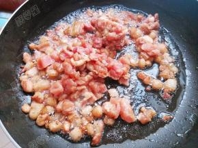 放入瘦肉煸炒