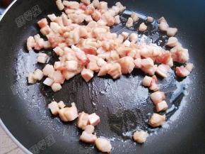 锅烧热，放入肥肉