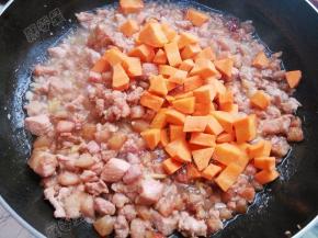 放入胡萝卜翻炒