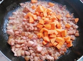 放入胡萝卜翻炒