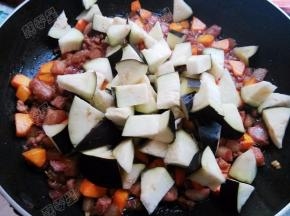 将茄子挤干水分倒入锅中