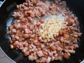 放入姜蒜末炒香