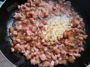 放入姜蒜末炒香