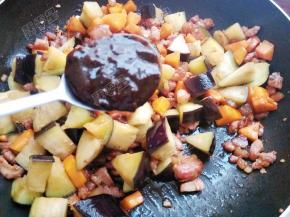 加入豆瓣酱翻炒均匀