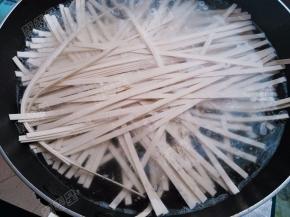 另起锅加入水，放入少量油和盐，水沸腾后放入面条煮熟