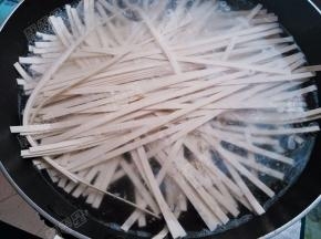 另起锅加入水，放入少量油和盐，水沸腾后放入面条煮熟