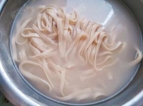 煮好的面条过凉水后捞出，浇上做好的茄子肉丁就可以了