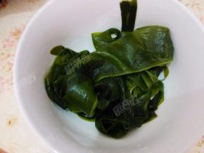 裙带菜用水泡发洗净