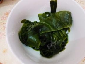 裙带菜用水泡发洗净