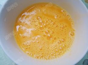 加入适量盐和料酒，将鸡蛋打散