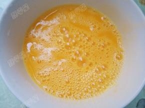 加入适量盐和料酒，将鸡蛋打散
