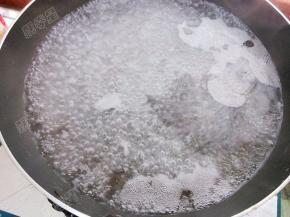 锅中放水煮沸，加入油