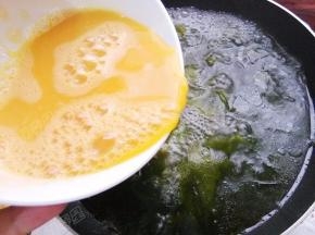 再次煮沸后淋入蛋液