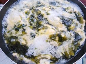 转小火将蛋液煮至凝固