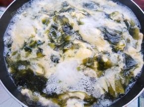 转小火将蛋液煮至凝固