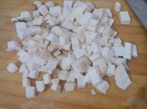 杏鲍菇洗净切成丁