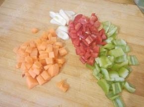 胡萝卜 青红椒去籽切小丁，大蒜切片
