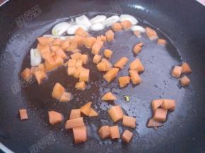 放入胡萝卜丁翻炒变色