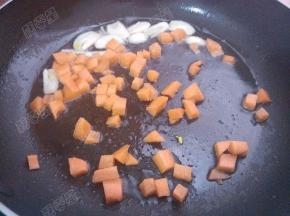 放入胡萝卜丁翻炒变色