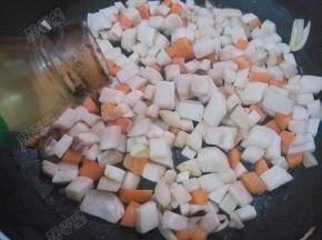 加入蚝油继续翻炒