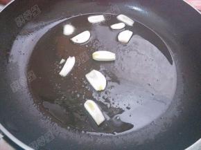 锅热油，爆香蒜片