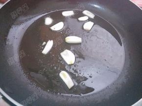 锅热油，爆香蒜片