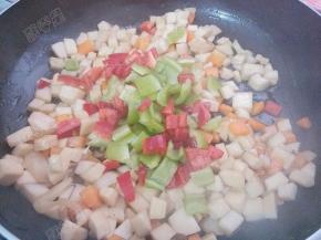 放入青红椒翻炒断生