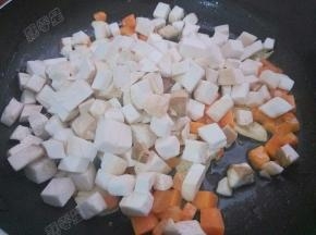 放入杏鲍菇翻炒