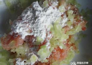 然后把肉，莴笋放在一起，加入淀粉，老抽，盐，胡椒粉 