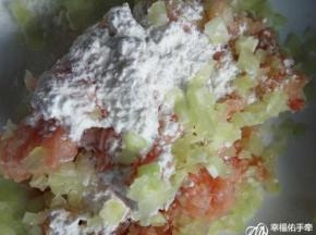 然后把肉，莴笋放在一起，加入淀粉，老抽，盐，胡椒粉 