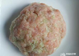 搅拌均匀搓成团