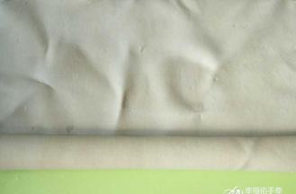 然后卷起来，在两头抹上鸡蛋液，使其沾的牢固