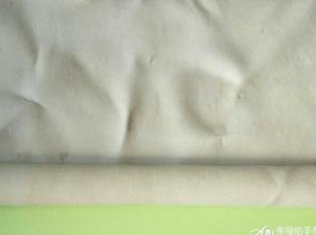 然后卷起来，在两头抹上鸡蛋液，使其沾的牢固