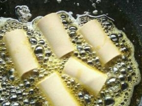 热锅加油烧热，放入豆皮卷开始炸