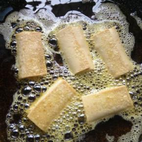 炸到豆皮起泡泡，两面金黄即可