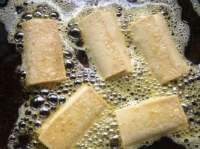 炸到豆皮起泡泡，两面金黄即可