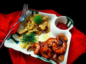 做好的虾，中间用柠檬片隔开。让柠檬的香味在盘子中来回回荡