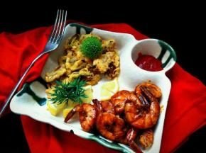 做好的虾，中间用柠檬片隔开。让柠檬的香味在盘子中来回回荡