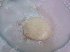 拌匀成水油皮后静置半小时